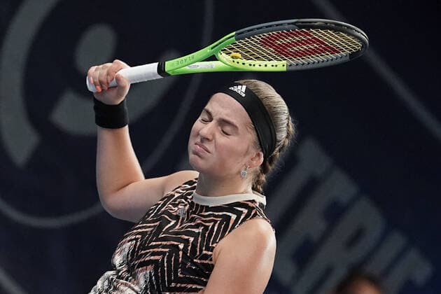 Tennis WTA Tournament Luxembourg BGLBNPParibas Open 2021, 19 09 2021, Tennis WTA Tournament Luxembourg, BGLBNPParibas Open 2021, BGL BNP Paribas Open, 2021, Luxembourg, Kockelscheuer, CK Sportcenter, final, singles, final womens singles vl Jelena Ostapenko Latvia, LAT shows emotions, frustration