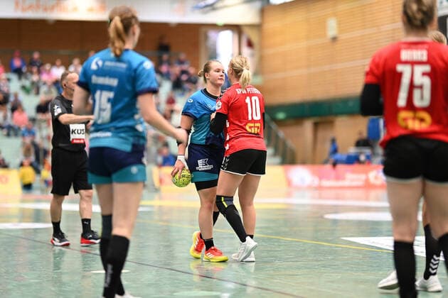 Handball I Women I Season 2021 2022 I 1 HBF I 3 Matchday I Buxtehuder SV SV Union Halle Neustadt I 19 09 2021 Lisa Antl 9, Buxtehuder Sportverein in conversation with Simone Spur Petersen 10, SV Union Halle Neustadt Wildcats Copyright: xBEAUTIFULxSPORTS Schlikisx