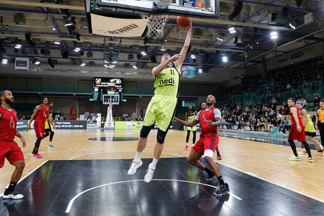Basketball expert Jakob Cup 2021 in the Oberfrankenhalle in Bayreuth Season 2021 2022 Medi Bayreuth vs SIG Strasbourg Andreas Seiferth Medi Bayreuth 11 left Ike Udanoh SIG Strasbourg 5 right