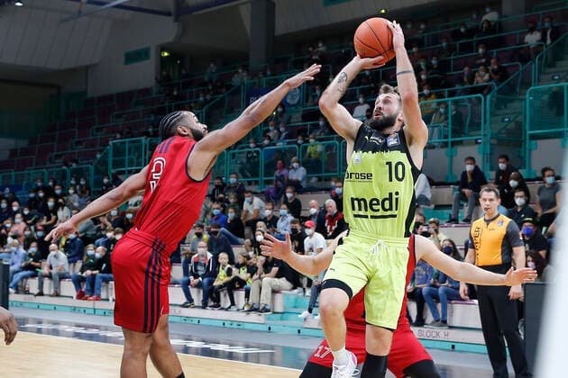 Basketball expert Jakob Cup 2021 in the Oberfrankenhalle in Bayreuth Season 2021 2022 Medi Bayreuth vs SIG Strasbourg Bastian Doreth Medi Bayreuth 10 right John Roberson SIG Strasbourg 3 left