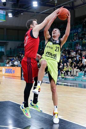 Basketball expert Jakob Cup 2021 in the Oberfrankenhalle in Bayreuth Season 2021 2022 Medi Bayreuth vs SIG Strasbourg Janari Jöesaar Medi Bayreuth 21 right Jaromir Bohacik SIG Strasbourg 17 left