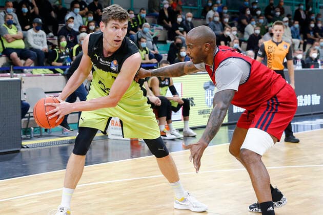 Basketball expert Jakob Cup 2021 in the Oberfrankenhalle in Bayreuth Season 2021 2022 Medi Bayreuth vs SIG Strasbourg Andreas Seiferth Medi Bayreuth 11 left Ike Udanoh SIG Strasbourg 5 right