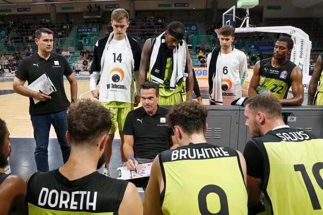 Basketball expert Jakob Cup 2021 in the Oberfrankenhalle in Bayreuth Season 2021 2022 Medi Bayreuth against SIG Strasbourg Raoul Korner Medi Bayreuth coach
