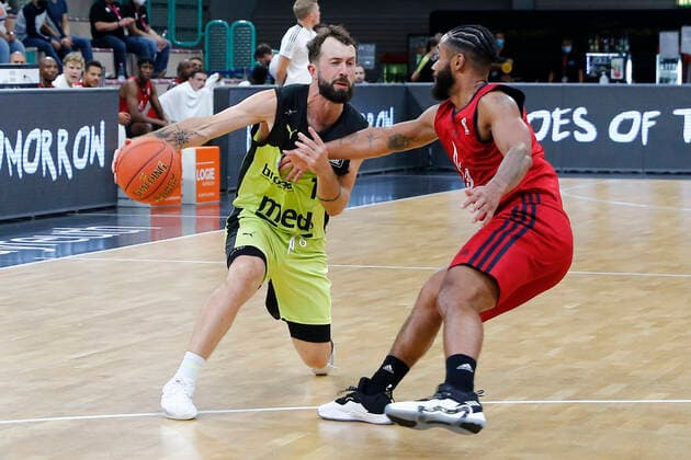 Basketball expert Jakob Cup 2021 in the Oberfrankenhalle in Bayreuth Season 2021 2022 Medi Bayreuth vs SIG Strasbourg Bastian Doreth Medi Bayreuth 10 left John Roberson SIG Strasbourg 3 right