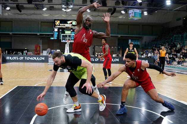 Basketball expert Jakob Cup 2021 at Oberfrankenhalle in Bayreuth Season 2021 2022 Medi Bayreuth vs SIG Strasbourg Martynas Sajus Medi Bayreuth 19 left Matt Mitchell SIG Strasbourg 11 right