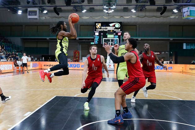 Basketball expert Jakob Cup 2021 in the Oberfrankenhalle in Bayreuth Season 2021 2022 Medi Bayreuth vs SIG Strasbourg Marcus Thornton Medi Bayreuth 3 left Jaromir Bohacik SIG Strasbourg 17 right