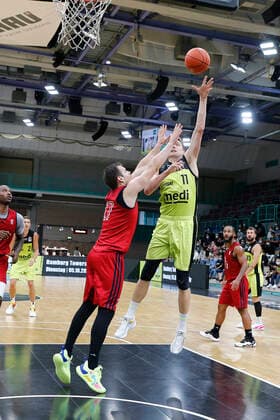 Basketball expert Jakob Cup 2021 in the Oberfrankenhalle in Bayreuth Season 2021 2022 Medi Bayreuth vs SIG Strasbourg Andreas Seiferth Medi Bayreuth 11 right Jaromir Bohacik SIG Strasbourg 17 left