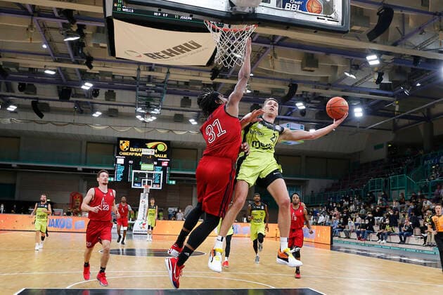 Basketball expert Jakob Cup 2021 in the Oberfrankenhalle in Bayreuth Season 2021 2022 Medi Bayreuth vs SIG Strasbourg Janari Jöesaar Medi Bayreuth 21 right Jarell Eddie SIG Strasbourg 31 left