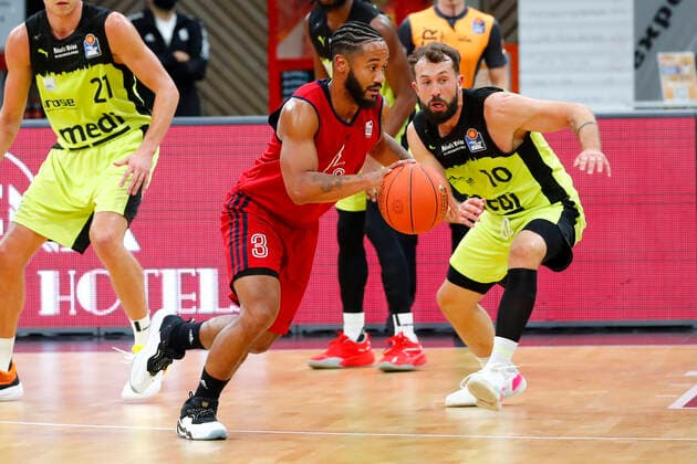 Basketball expert Jakob Cup 2021 in the Oberfrankenhalle in Bayreuth Season 2021 2022 Medi Bayreuth vs SIG Strasbourg Bastian Doreth Medi Bayreuth 10 right John Roberson SIG Strasbourg 3 left