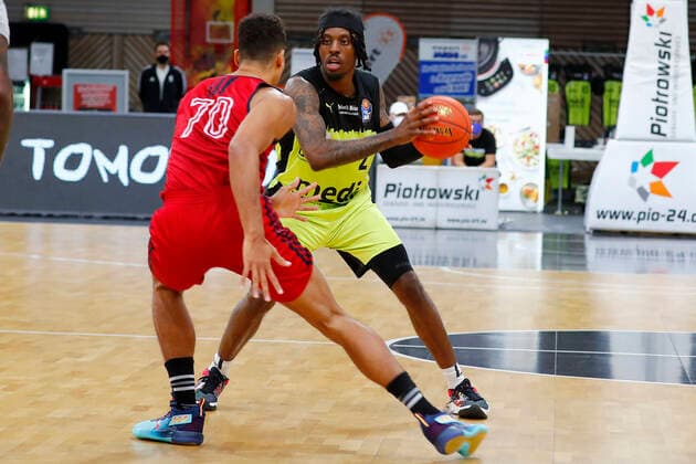 Basketball expert Jakob Cup 2021 in the Oberfrankenhalle in Bayreuth season 2021 2022 Medi Bayreuth against SIG Strasbourg Sacar Anim Medi Bayreuth 2 right Gaylor Curier SIG Strasbourg 70 left