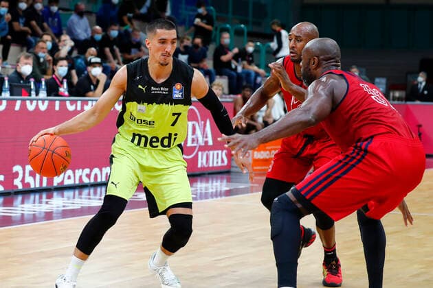 Basketball expert Jakob Cup 2021 in the Oberfrankenhalle in Bayreuth Season 2021 2022 Medi Bayreuth vs SIG Strasbourg Philip Jalalpoor Medi Bayreuth 7 left Georgi Joseph SIG Strasbourg 91 right