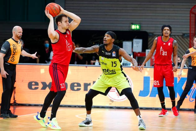 Basketball expert Jakob Cup 2021 in the Oberfrankenhalle in Bayreuth Season 2021 2022 Medi Bayreuth vs SIG Strasbourg Terry Allen Medi Bayreuth 15 right Jaromir Bohacik SIG Strasbourg 17 left