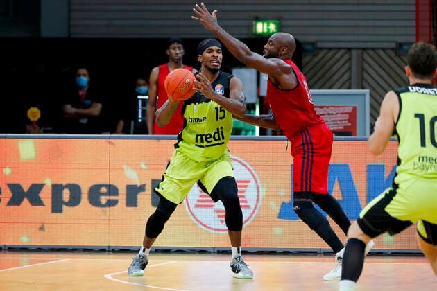 Basketball expert Jakob Cup 2021 in the Oberfrankenhalle in Bayreuth season 2021 2022 Medi Bayreuth against SIG Strasbourg Terry Allen Medi Bayreuth 15 left Georgi Joseph SIG Strasbourg 91 right