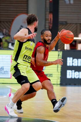 Basketball expert Jakob Cup 2021 in the Oberfrankenhalle in Bayreuth Season 2021 2022 Medi Bayreuth vs SIG Strasbourg Bastian Doreth Medi Bayreuth 10 left John Roberson SIG Strasbourg 3 right