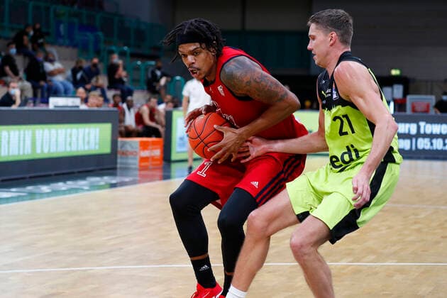 Basketball expert Jakob Cup 2021 in the Oberfrankenhalle in Bayreuth Season 2021 2022 Medi Bayreuth vs SIG Strasbourg Janari Jöesaar Medi Bayreuth 21 right Jarell Eddie SIG Strasbourg 31 left
