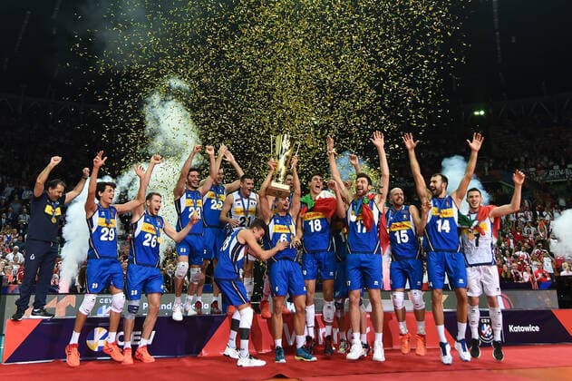 Bilder des Jahres 2021, Sport 09 September Sport Themen der Woche KW37 Sport Bilder des Tages (210920) -- KATOWICE, Sept. 20, 2021 -- Team Italy celebrates on the podium after the men s gold medal match between Slovenia and Italy at the CEV EuroVolley 2021 volleyball tournament in Katowice, Poland on Sept. 19, 2021. (Photo by Xinhua) (SP)POLAND-KATOWICE-VOLLEYBALL-EUROVOLLEY 2021 LukaszxLaskowski 