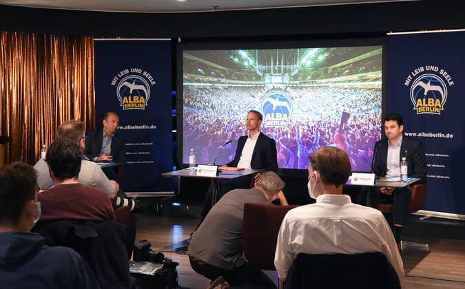 Basketball, men, season 2021 2022, Alba Berlin, season opening press conference, f l Managing Director CEO Marco Baldi Alba Berlin , President Supervisory Board Dr Axel Schweitzer Alba Berlin , coach Israel Gonzalez Alba Berlin , in the foreground journalists, 21 09 2021, Copyright: xSebastianxRäppold MatthiasxKochx