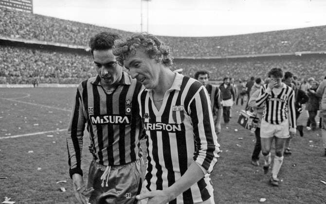 19.12.82 Inter Mailand - Juventus Turin Italien, Mailand, 19.12.1982, Fussball, Serie A, Inter Mailand - Juventus Turin (0:0): v.l. Hansi Müller (Inter Mailand), Zbigniew Boniek (Juventus Turin). *** 19 12 82 Inter Milan Juventus Turin Italy, Milan, 19 12 1982, Football, Serie A, Inter Milan Juventus Turin 0 0 v l Hansi Müller Inter Milan , Zbigniew Boniek Juventus Turin