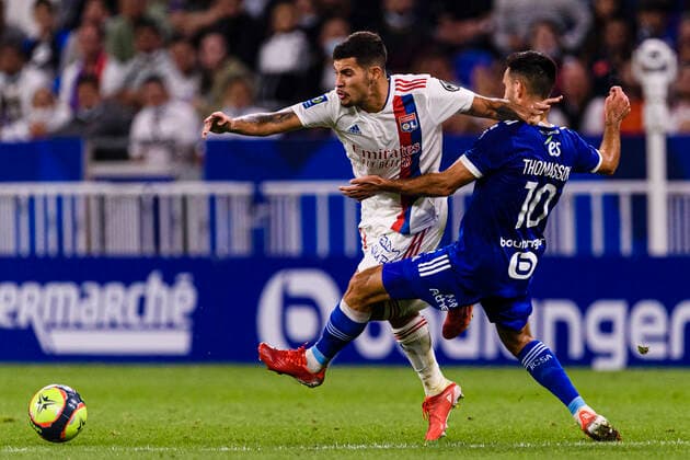 LYON, FRANCE - SEPTEMBER 12: Bruno Guimaraes of Olympique Lyon (L) fights for the ball with Adrien Thomasson of Racing Strasbourg (R) during the warming up ahead Ligue 1 Uber Eats match between Lyon and Strasbourg at Groupama Stadium on September 12, 2021 in Lyon, France. Lyon France *** LYON, FRANCE SEPTEMBER 12 Bruno Guimaraes of Olympique Lyon L fights for the ball with Adrien Thomasson of Racing Strasbourg R during the warming up ahead of Ligue 1 Uber Eats match between Lyon and Strasbourg at Groupama Stadium on September 12, 2021 in Lyon, France Lyon France  Copyright: xJustPictures.ch MarcioxMachadox