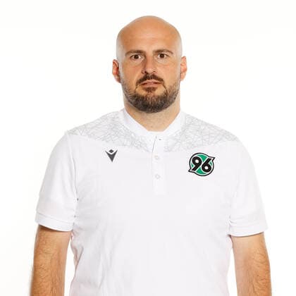 Zeugwart Benjamin Hauptmann - Porträttermin Hannover 96, GER, Fussball, Fußball, 2021 2022, 2. Bundesliga, 2.BL, 2. BL, Porträt, Studio, Shooting, Studioshooting; Foto via: Hannover96