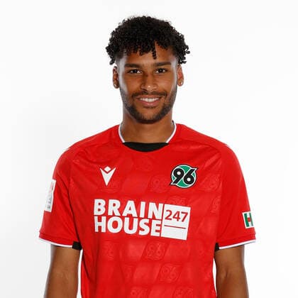 Linton Maina - Porträttermin Hannover 96, GER, Fussball, Fußball, 2021 2022, 2. Bundesliga, 2.BL, 2. BL, Porträt, Studio, Shooting, Studioshooting; Foto via: Hannover96