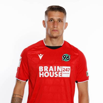 Mick Gudra - Porträttermin Hannover 96, GER, Fussball, Fußball, 2021 2022, 2. Bundesliga, 2.BL, 2. BL, Porträt, Studio, Shooting, Studioshooting; Foto via: Hannover96
