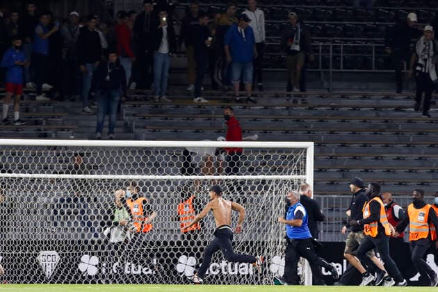 Envahissement de terrain des ultras Marseillais en fin de match FOOTBALL : Angers Vs Olympique de Marseille - Ligue 1 - 22 09 2021 MichaelBaucher Panoramic 