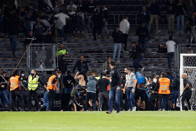 Envahissement de terrain des ultras Marseillais en fin de match FOOTBALL : Angers Vs Olympique de Marseille - Ligue 1 - 22 09 2021 MichaelBaucher Panoramic 