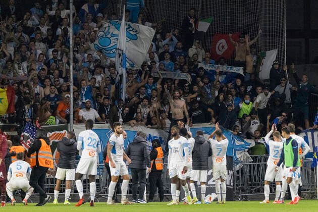 Marseille s players applaud their supporters during the French L1 football match between Angers (ASCO) and Marseille (OM), at Raymond-Kopa stadium in Angers, on September 22, 2021.  Copyright: xJeremiasxGonzalezx