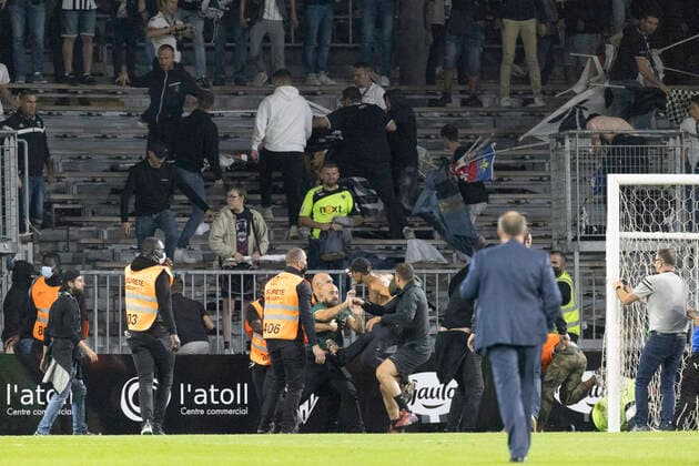 Marseille s supporters invade the field after the French L1 football match between Angers (ASCO) and Marseille (OM), at Raymond-Kopa stadium in Angers, on September 22, 2021.  Copyright: xJeremiasxGonzalezx