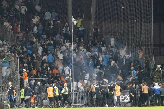 Marseille s supporters invade the field after the French L1 football match between Angers (ASCO) and Marseille (OM), at Raymond-Kopa stadium in Angers, on September 22, 2021.  Copyright: xJeremiasxGonzalezx