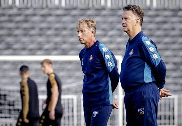 Sport Themen der Woche KW38 Sport Bilder des Tages VELSEN - Louis van Gaal with Andries Jonker (l) during a Telstar training session in the BUKO Stadium. The national coach of the Dutch national team, Nationalteam will sit on the bench for a good cause (the Spieren voor Spieren foundation) as a trainer during the Keuken Kampioen Division match against Jong AZ. ANP ROBIN VAN LONKHUIJSEN Velsen xVIxHollandsexHoogtex xxANPxIVx *** VELSEN Louis van Gaal with Andries Jonker l during a Telstar training session in the BUKO Stadium The national coach of the Dutch national team will sit on the bench for a good cause the Spieren voor Spieren foundation as a trainer during the Keuken Kampioen Division match against Jong AZ ANP ROBIN VAN LONKHUIJSEN Velsen xVIxHollandsexHoogtex xxANPxIVx 437993071