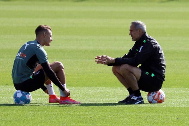 Sport Bilder des Tages 23.09.2021, Mönchengladbach, GER, Fussball, Herren, BL, Saison 2021 2022, Borussia Moenchengladbach Training Hannes Wolf (Gladbach) Trainer Adi Hütter Huetter (Gladbach) Mönchengladbach NRW Deutschland *** 23 09 2021, Mönchengladbach, GER, football, men, BL, season 2021 2022, Borussia Moenchengladbach training Hannes Wolf Gladbach coach Adi Hütter Huetter Gladbach Mönchengladbach NRW Germany
