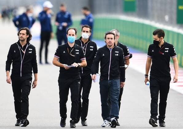 6657266 23.09.2021 Spanish Alpine F1 team driver Fernando Alonso, center, walks with team members during preparations for the 2021 Formula One Russian Grand Prix, at the Sochi Autodrom racing circuit, in Sochi, Russia. Formula One Russian Grand Prix will be held in Sochi from 24 to 26 September. Vladimir Astapkovich Sputnik Russia Motor Formula 1 Preparations  d77b9acb762eb689