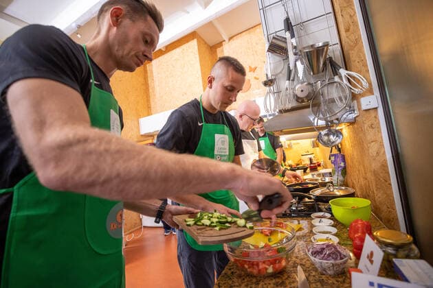 23.09.2021, Tallinn. Paf Estonian-Latvian Basketball League pre-league press conference, PK, Pressekonferenz was held in a casual atmosphere. The event was hosted by Tigutoit that offers joint cooking team events. The head coaches and players got to prepare meals of various world cuisines together. On the photo in the back Rain Veidemann. Photo Tairo Lutter, Postimees Tallinn Harjumaa Eesti 1TL23SEP21A22  Copyright: xTairoxLutterx Rain Veidemann