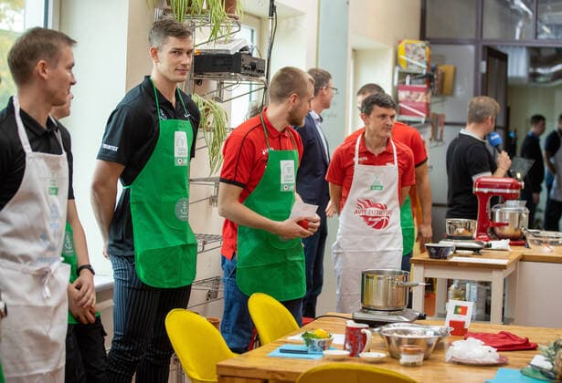 23.09.2021, Tallinn. Paf Estonian-Latvian Basketball League pre-league press conference, PK, Pressekonferenz was held in a casual atmosphere. The event was hosted by Tigutoit that offers joint cooking team events. The head coaches and players got to prepare meals of various world cuisines together. Photo Tairo Lutter, Postimees Tallinn Harjumaa Eesti 1TL23SEP21A16  Copyright: xTairoxLutterx Basketballers