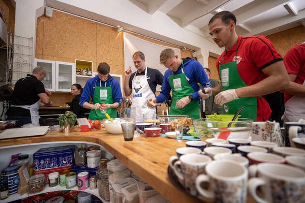 23.09.2021, Tallinn. Paf Estonian-Latvian Basketball League pre-league press conference, PK, Pressekonferenz was held in a casual atmosphere. The event was hosted by Tigutoit that offers joint cooking team events. The head coaches and players got to prepare meals of various world cuisines together. On the photo Rakvere Tarvas head coach Martin Müürsepp (white apron). Photo Tairo Lutter, Postimees Tallinn Harjumaa Eesti 1TL23SEP21A30  Copyright: xTairoxLutterx Martin Müürsepp