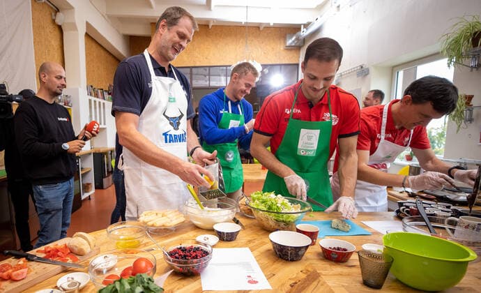 23.09.2021, Tallinn. Paf Estonian-Latvian Basketball League pre-league press conference, PK, Pressekonferenz was held in a casual atmosphere. The event was hosted by Tigutoit that offers joint cooking team events. The head coaches and players got to prepare meals of various world cuisines together. On the photo Rakvere Tarvas head coach Martin Müürsepp (white apron). Photo Tairo Lutter, Postimees Tallinn Harjumaa Eesti 1TL23SEP21A32  Copyright: xTairoxLutterx Martin Müürsepp