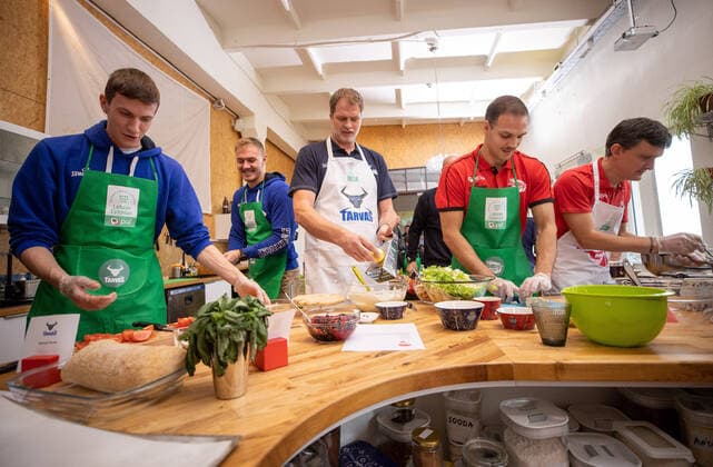 23.09.2021, Tallinn. Paf Estonian-Latvian Basketball League pre-league press conference, PK, Pressekonferenz was held in a casual atmosphere. The event was hosted by Tigutoit that offers joint cooking team events. The head coaches and players got to prepare meals of various world cuisines together. On the photo Rakvere Tarvas head coach Martin Müürsepp (white apron). Photo Tairo Lutter, Postimees Tallinn Harjumaa Eesti 1TL23SEP21A34  Copyright: xTairoxLutterx Martin Müürsepp