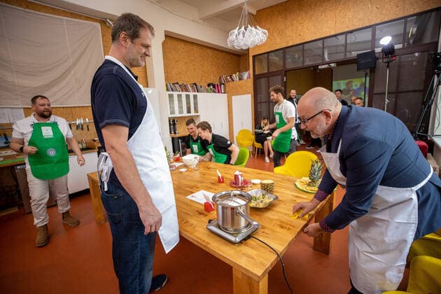 23.09.2021, Tallinn. Paf Estonian-Latvian Basketball League pre-league press conference, PK, Pressekonferenz was held in a casual atmosphere. The event was hosted by Tigutoit that offers joint cooking team events. The head coaches and players got to prepare meals of various world cuisines together. On the photo Rakvere Tarvas head coach Martin Müürsepp (white apron), on the right Kalle Klandorf, on the left Oliver Läll. Photo Tairo Lutter, Postimees Tallinn Harjumaa Eesti 1TL23SEP21A36  Copyright: xTairoxLutterx Martin Müürsepp, Oliver Läll, Kalle Klandorf