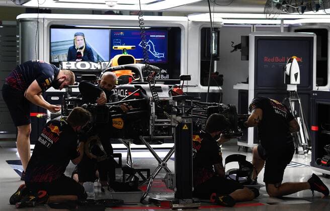 6657430 23.09.2021 Red Bull s mechanics work during preparations for the 2021 Formula One Russian Grand Prix, at the Sochi Autodrom in the Black Sea resort of Sochi, Russia. Formula One Russian Grand Prix will be held in Sochi from 24 to 26 September. Vladimir Astapkovich Sputnik Russia Motor Formula 1 Preparations  aef1a3d3db8e069b
