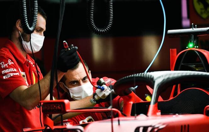 6657406 23.09.2021 Ferrari s mechanics work during preparations for the 2021 Formula One Russian Grand Prix, at the Sochi Autodrom in the Black Sea resort of Sochi, Russia. Formula One Russian Grand Prix will be held in Sochi from 24 to 26 September. Vladimir Astapkovich Sputnik Russia Motor Formula 1 Preparations  836853ecef7423cb
