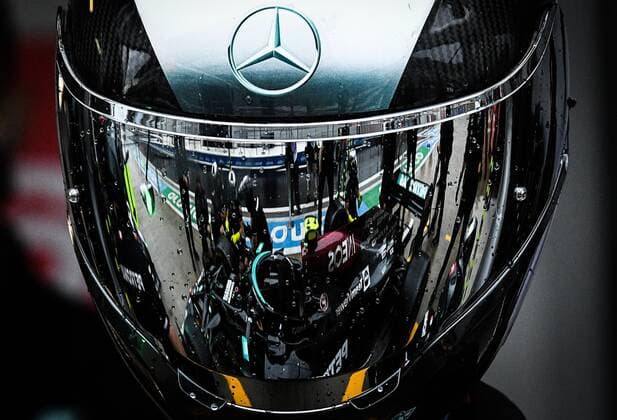 6657425 23.09.2021 Mercedes mechanic works during preparations for the 2021 Formula One Russian Grand Prix, at the Sochi Autodrom racing circuit, in Sochi, Russia. Formula One Russian Grand Prix will be held in Sochi from 24 to 26 September. Vladimir Astapkovich Sputnik Russia Motor Formula 1 Preparations  6485239a9ef0e95b
