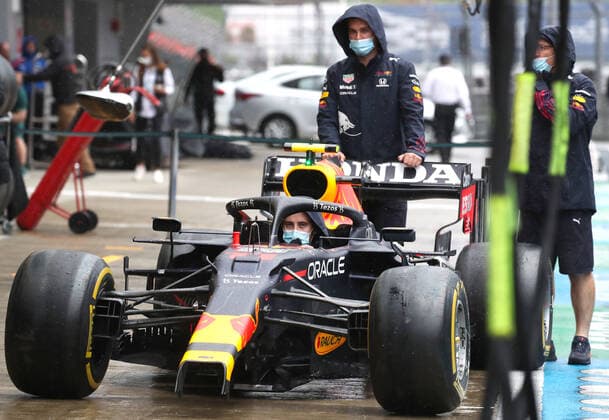 SOCHI, RUSSIA - SEPTEMBER 23, 2021: Red Bull Racing car mechanics carry out maintenance of a car ahead of the 2021 Formula One Russian Grand Prix to be held in Sochi on September 24-26, 2021, at the Sochi Autodrom racing circuit. Sergei Fadeichev TASS  TS11197D