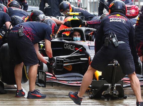 SOCHI, RUSSIA - SEPTEMBER 23, 2021: Red Bull Racing car mechanics carry out maintenance of a car ahead of the 2021 Formula One Russian Grand Prix to be held in Sochi on September 24-26, 2021, at the Sochi Autodrom racing circuit. Sergei Fadeichev TASS  TS11198D