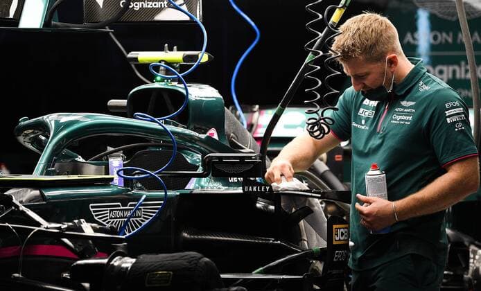 6657498 23.09.2021 Aston Martin s mechanic prepares a car ahead of the 2021 Formula One Russian Grand Prix, at the Sochi Autodrom racing circuit, in Sochi, Russia. Formula One Russian Grand Prix will be held in Sochi from 24 to 26 September. Vladimir Astapkovich Sputnik Russia Motor Formula 1 Preparations  de906fd00e86b645