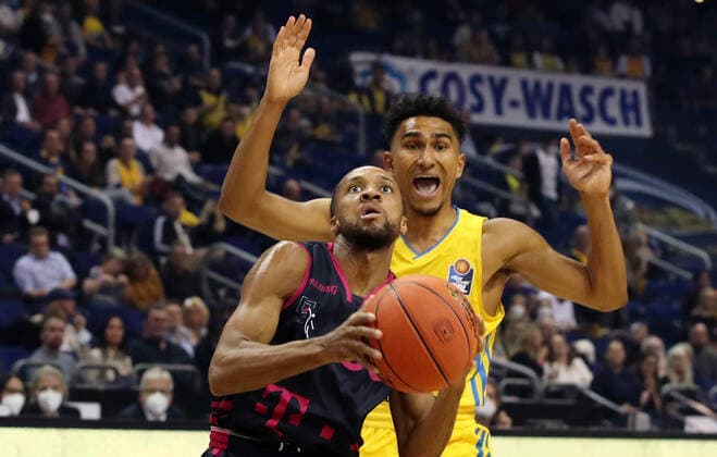 Parker Jackson Cartwright, Maodo Lo Action Game Scene Duel Sports Basketball BBL Bundesliga Men Season 2021 2022 23 09 2021 ALBA Berlin vs Telekom Baskets Bonn