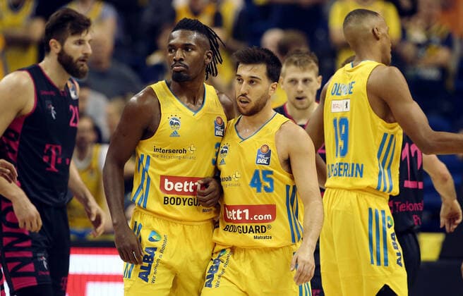 Jaleen Smith, Tamir Blatt action upper body upper body sports basketball BBL Bundesliga men season 2021 2022 23 09 2021 ALBA Berlin vs Telekom Baskets Bonn