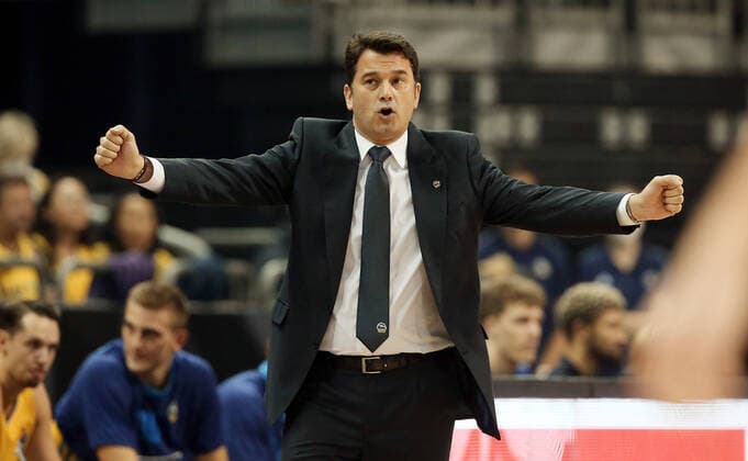 Coach Israel Gonzales pointing, gesturing action upper body upper body sports basketball BBL Bundesliga men season 2021 2022 23 09 2021 ALBA Berlin vs Telekom Baskets Bonn