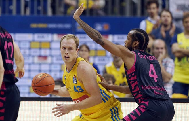 Luke Sikma, Justin Gorham action game scene duel sports basketball BBL Bundesliga men season 2021 2022 23 09 2021 ALBA Berlin vs Telekom Baskets Bonn